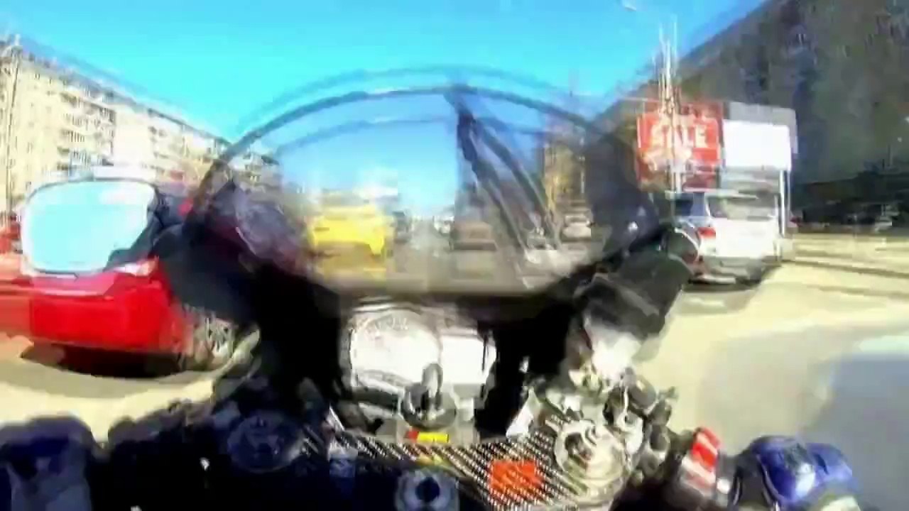 Crash ultra violent en moto en roulant à fond entre 2 files de voitures!
