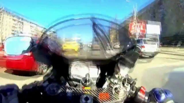 Crash ultra violent en moto en roulant à fond entre 2 files de voitures!