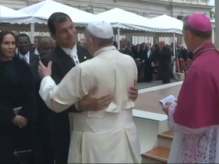 Presidente Rafael Correa saluda al Papa Francisco durante canonización