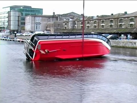 Test d'immersion d'un bateau. Il coule? il coule pas?
