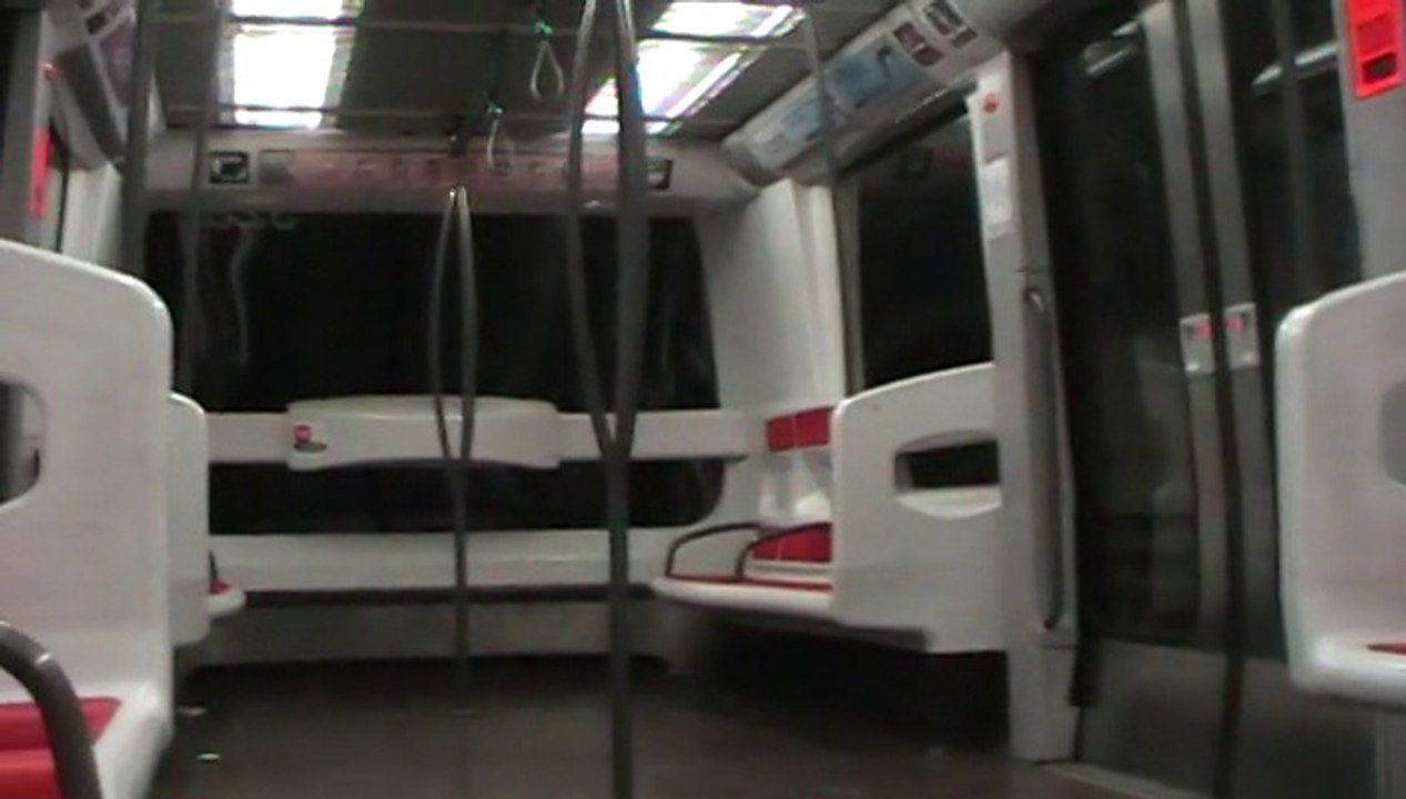 MPL85 : Voyage à bord d'une rame entre les stations Valmy et Gare de Vaise sur la ligne D du métro de Lyon