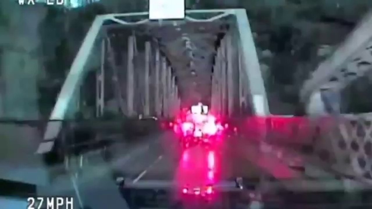 femme saute d'un pont après une poursuite avec la police
