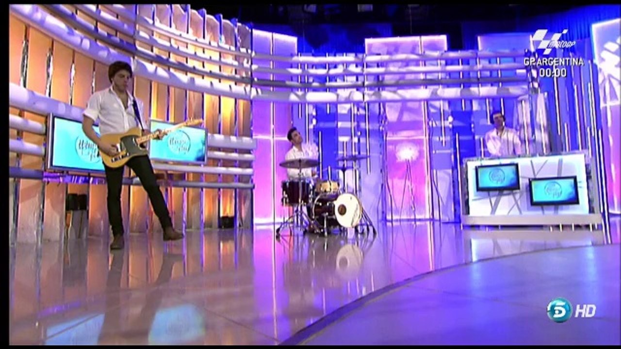 Los Supersingles cantando
