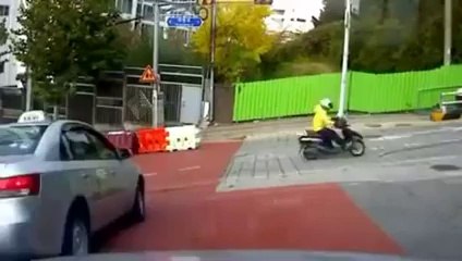 une marche arrière lui sauve la vie ! a voir