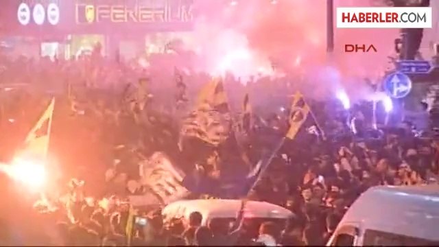 Fenerbahçeli Taraftarlar, Şampiyonluğu Şükrü Saracoğlu Stadı Önünde Kutladı