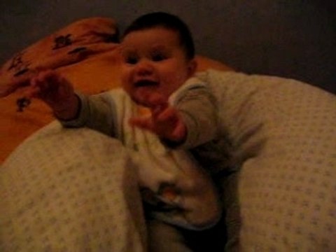 Maylissa joue a cacher trouver