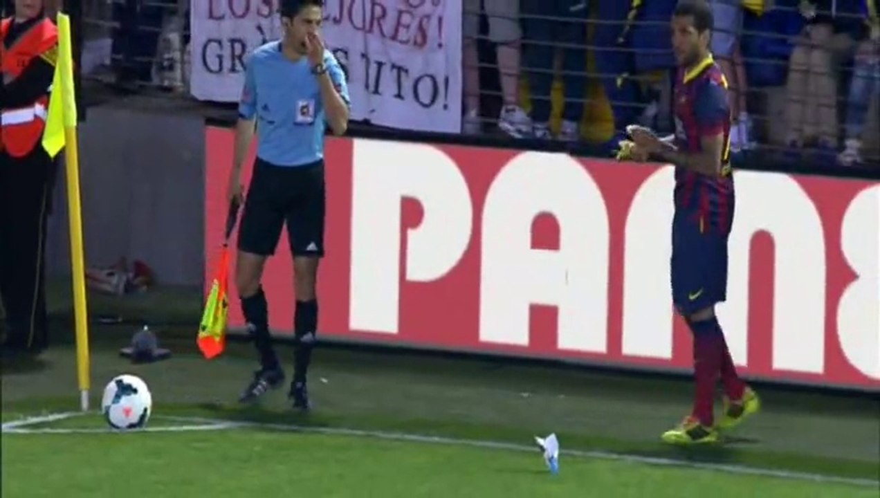 Villarreal fan throws banana at Barcelona's Dani Alves; Brazilian picks it up and eats it