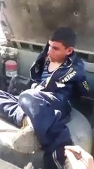 Burası Suriye Değil Irak - Iraklı Askerler Sünni Bir Çocuğu Bıçaklıyor