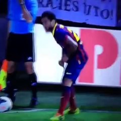 VIDEO: hincha tira un plátano a Dani Alves y éste se lo come