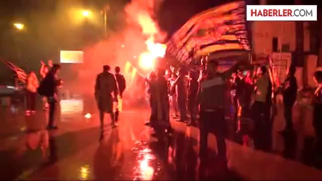 Fenerbahçe'nin Şampiyonluğu, Muğla'nın Bodrum İlçesinde Yağmur Altında Düzenlenen Kortej ve Sevinç...