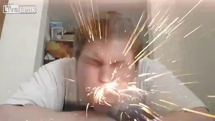 Ağzında Torpil Patlatan Genç