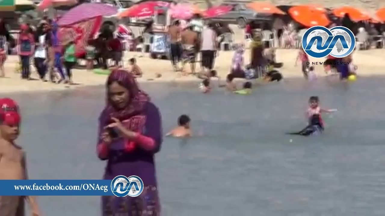 شاهد .. إقبال كبير من المواطنين على شواطئ مطروح والساحل الشمالي