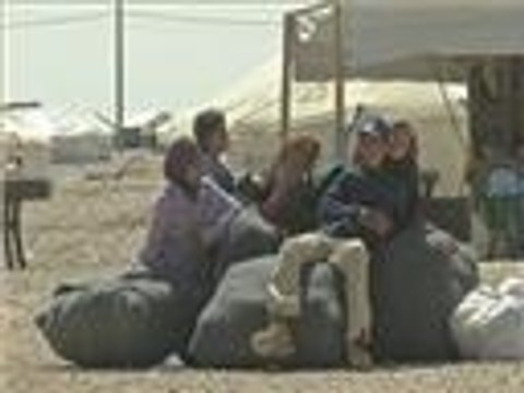 آلاف اللاجئين السوريين يطالبون بحق اللجوء