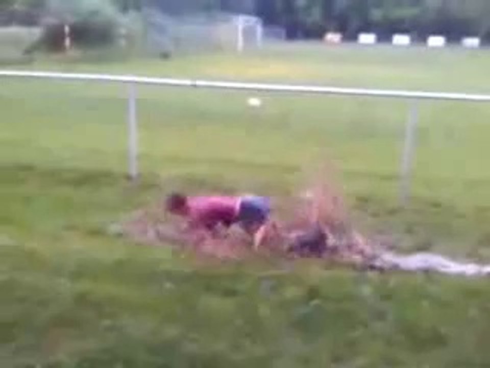 Nager dans une flaque d'eau, c'est rigolo