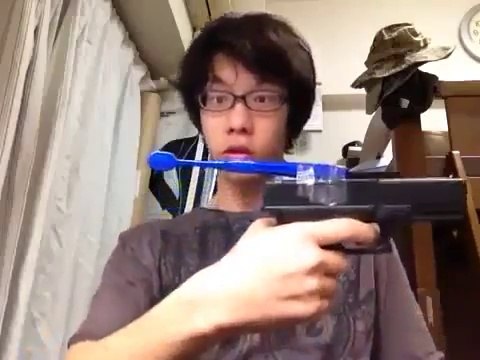 Se brosser les dents avec un pistolet automatique