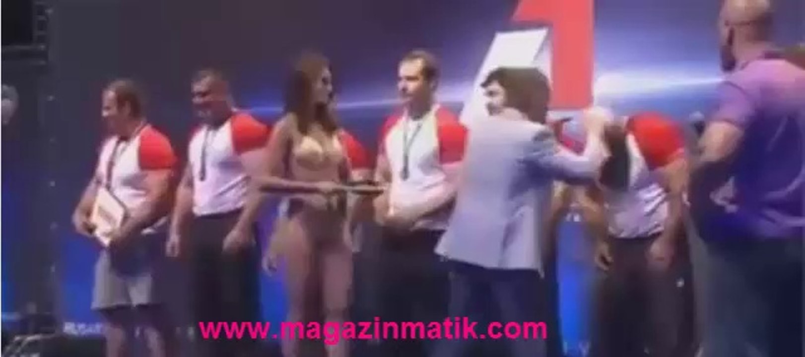 Bikinili kızı görünce takkesini indirdi