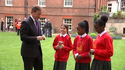 PM plants poppies with school children at Downing Street