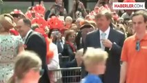 Belediye Başkanı Kameraların Önünde Hollanda Kraliçesinin Poposuna Dokundu