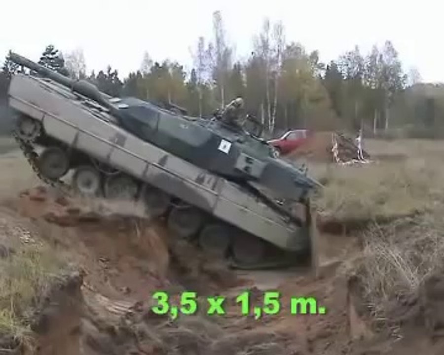 Un char leopard traverse un fossé