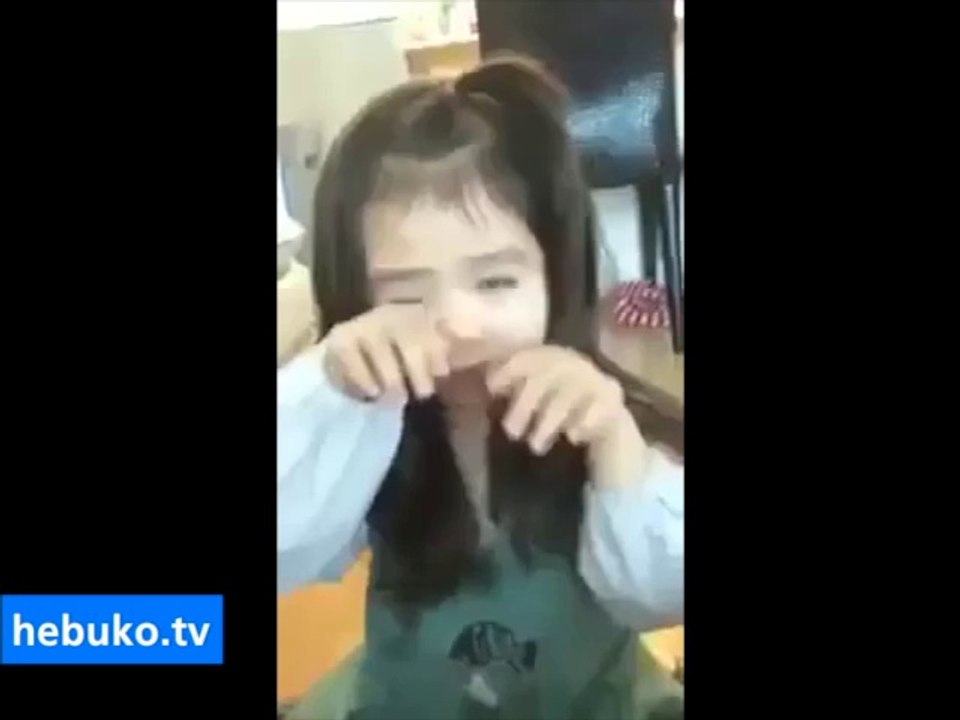 Bir gülüp bir ağlayan sevimli çocuk