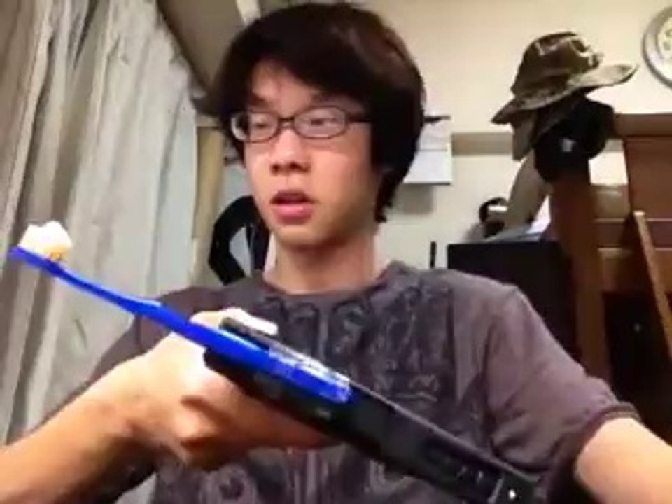 Brossage de dent extrême avec un pistolet!