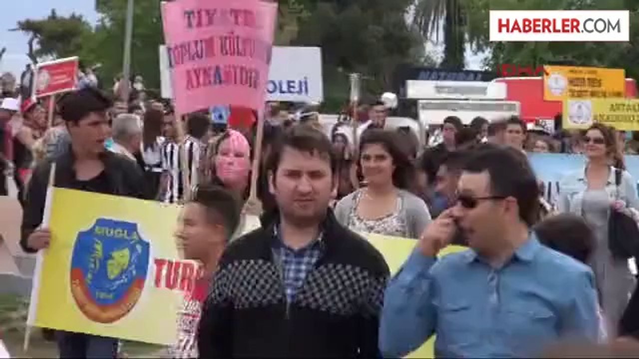 Tiyatro Şenliği Coşkulu Kortejle Başladı