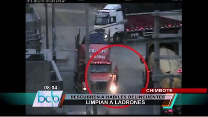 Video herunterladen: Choque entre camión y dos vehículos deja cuatro personas heridas en Chimbote (2/2)