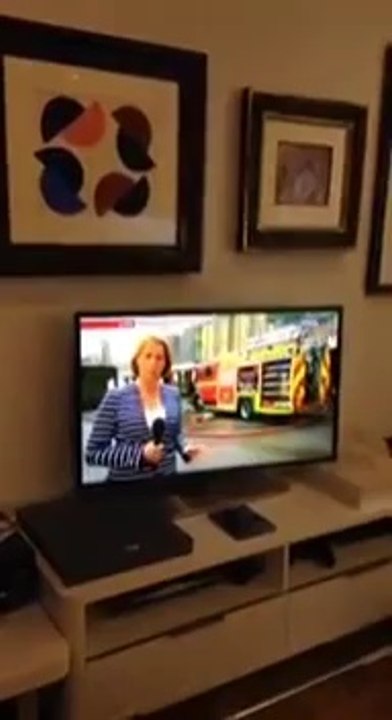 Il regarde la TV et voit que c'est son appart' qu'on film au meme moment! Direct de chez Direct!