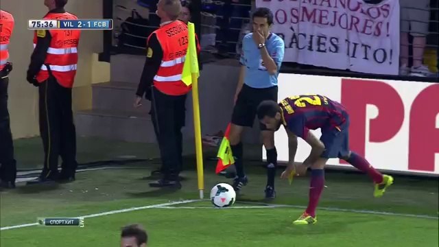 Réponse de Dani Alves aux supporters racistes : il mange la banane qu'ils ont lancée