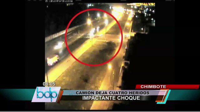 Choque entre camión y dos vehículos deja cuatro personas heridas en Chimbote (1/2)