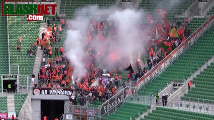 Une poignée de fans mettent un stade de Foot en feu! Grand moment...