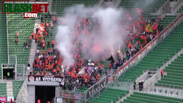 Une poignée de fans mettent un stade de Foot en feu! Grand moment...