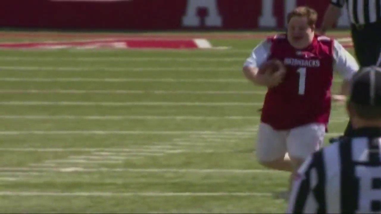 Un fan trop marrant marque un Touch Down pendant un match pro! Fun...