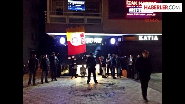 Galatasaray Taraftarları Gs Store Önünde Nöbet Tuttu