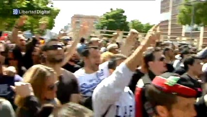 Unos 200 mossos le cantan a Mas 'Que viva España'