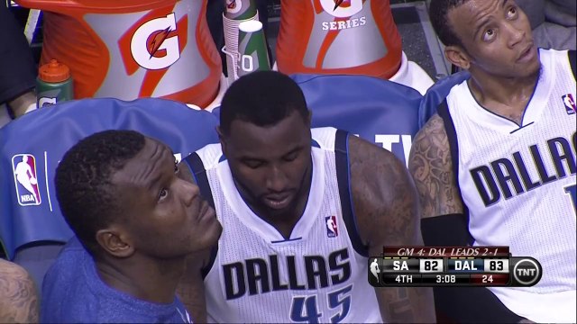 DeJuan Blair expulsé pour un coup de pied dans la tête de Tiago Splitter