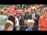 Kameralar önünde Hollanda Kraliçesi'nin poposuna dokundu