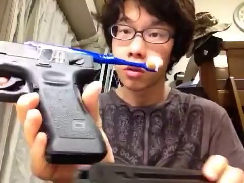Dişlerini Yarı Otomatik Tabanca ile Fırçalayan Japon