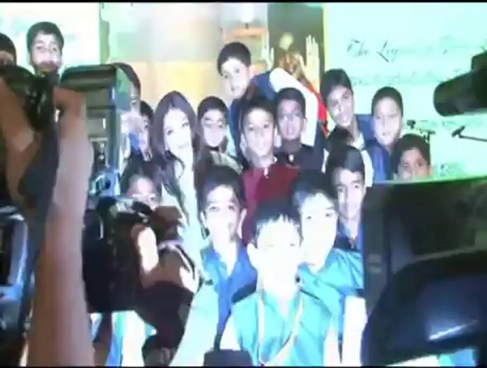 Aishwarya's day out all alone - IANS India Videos