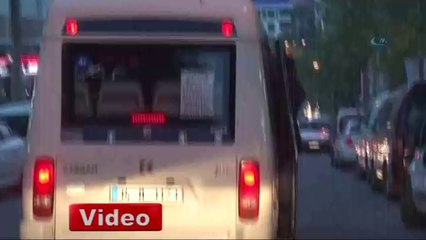 Minibüs Kapısında Tehlikeli Yolculuk