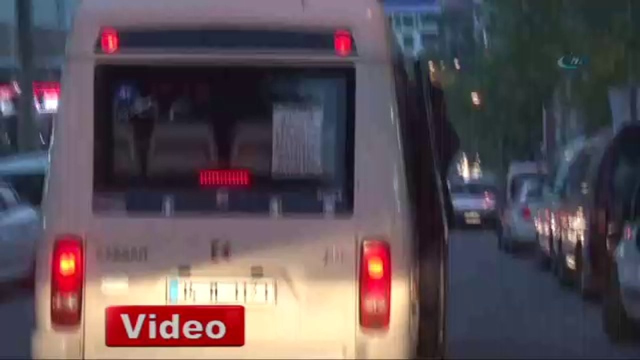 Minibüs Kapısında Tehlikeli Yolculuk