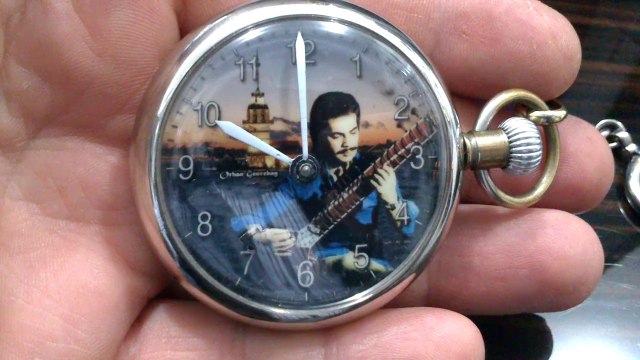 ORHAN GENCEBAY CEP SAATİNDE BAGLAMA ÇALIYOR