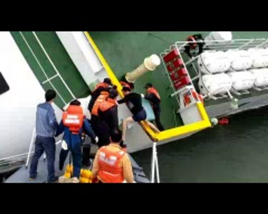 Batan gemiyi ilk terk eden kaptanın görüntüleri yayınlandı