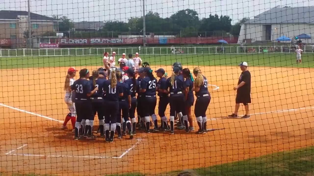Une équipe de Softball très très Fairplay... Porter l'adversaire blessé sur ses épaules!
