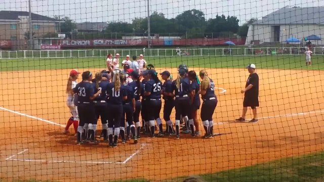 Une équipe de Softball très très Fairplay... Porter l'adversaire blessé sur ses épaules!