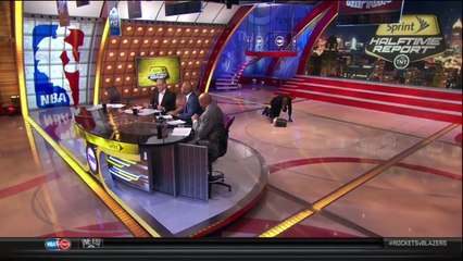 Shaquille o'neal chute en direct à cause d'une poubelle. Fun!