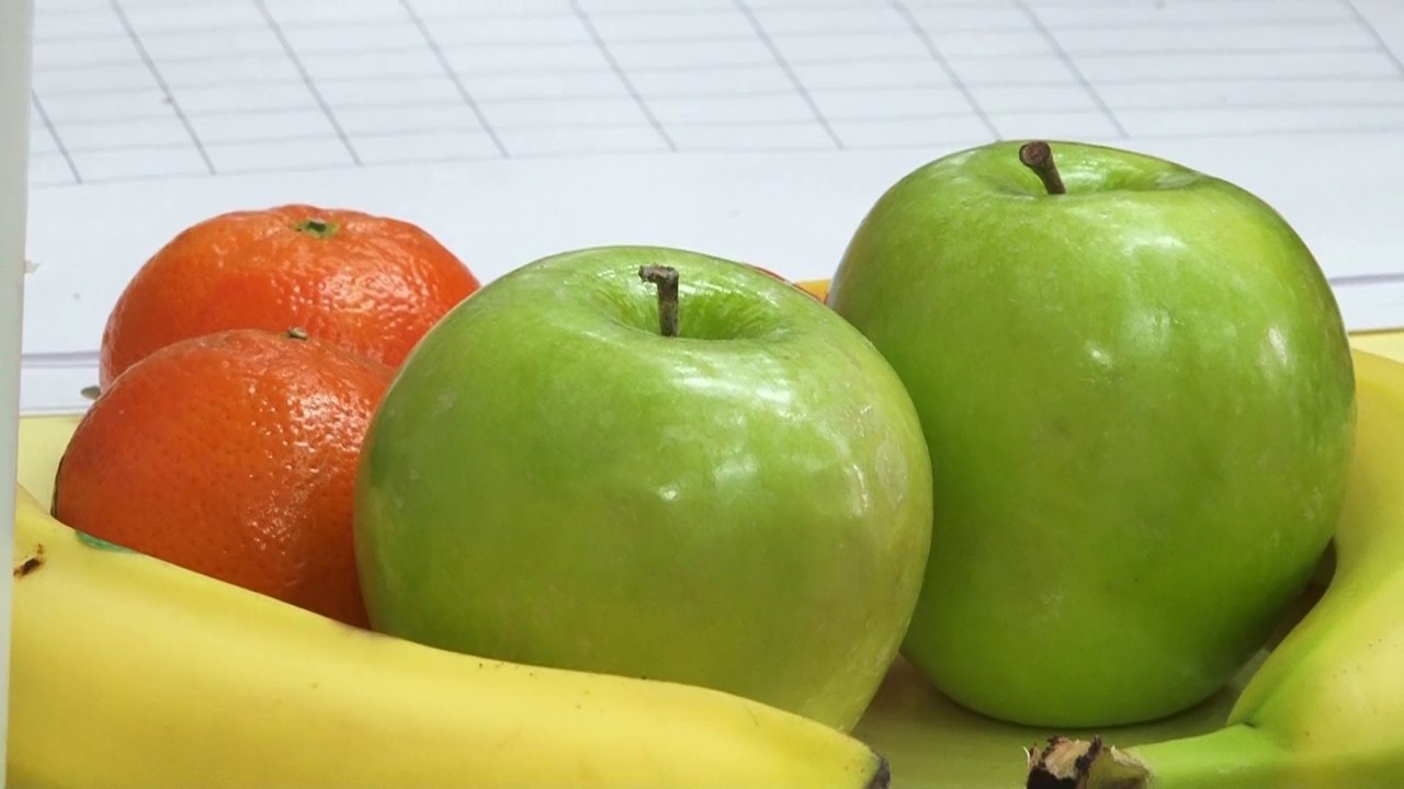 Представитель компании «Бизнес Аналитика» благодарит Бизнес-центр «Нагатинский» за утренний витаминный сюрприз.