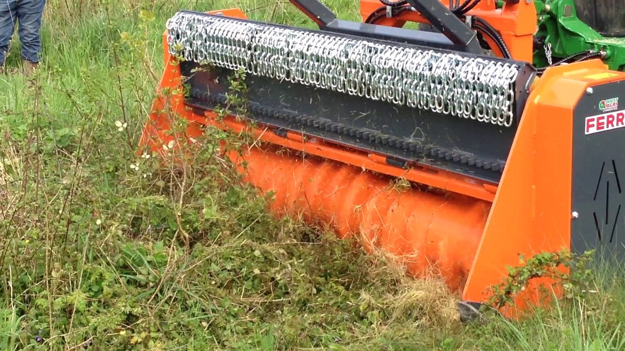Installation d'un broyeur de souche Ferri sur un 7R John Deere