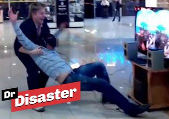 Un homme fait une crise d'angoisse devant un jeu vidéo / Dr Disaster