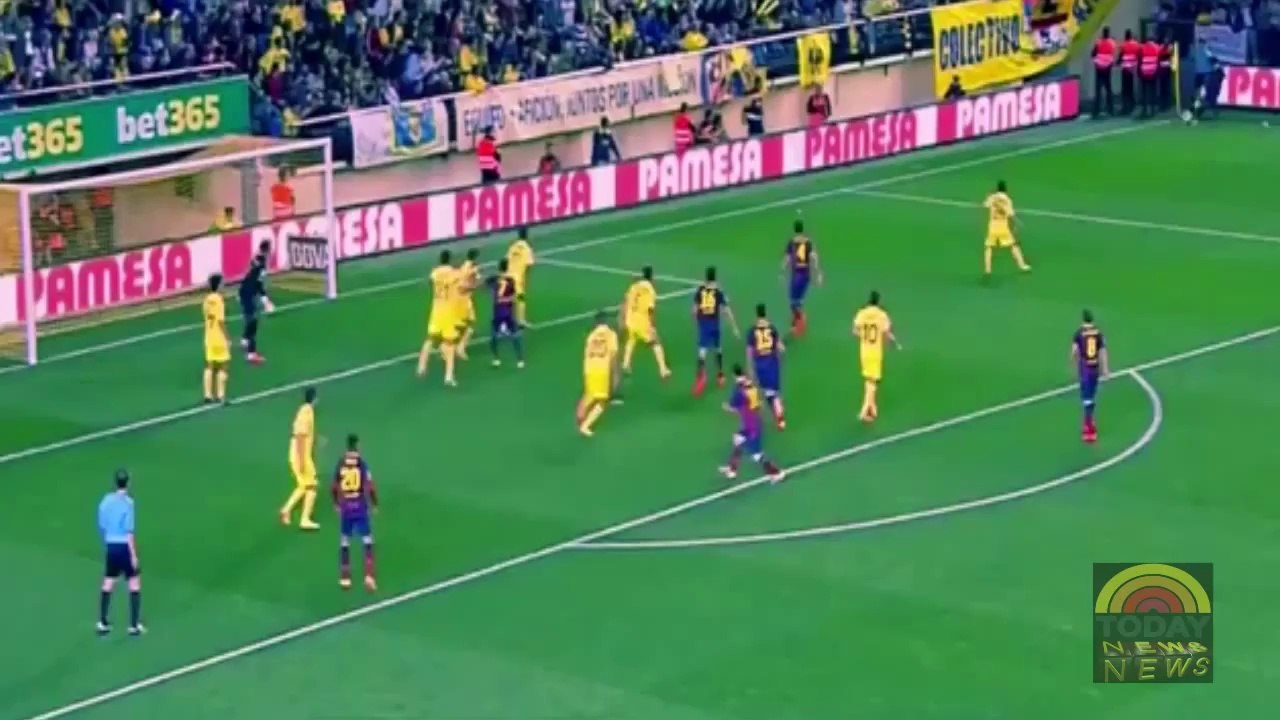 Dani Alves eats banana thrown from public - Dani Alves banana Come Platano! (HD)